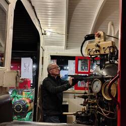 Dieter im Führerstand der Dampflokomotive