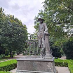 Statue des Malers Lado Gudiashvili in einem schönen Park