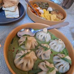 Kinkhali mit Lamm in einer Estragonsauce