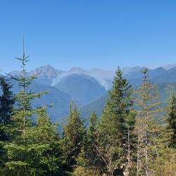 Westlich mit qualmendem Berg.