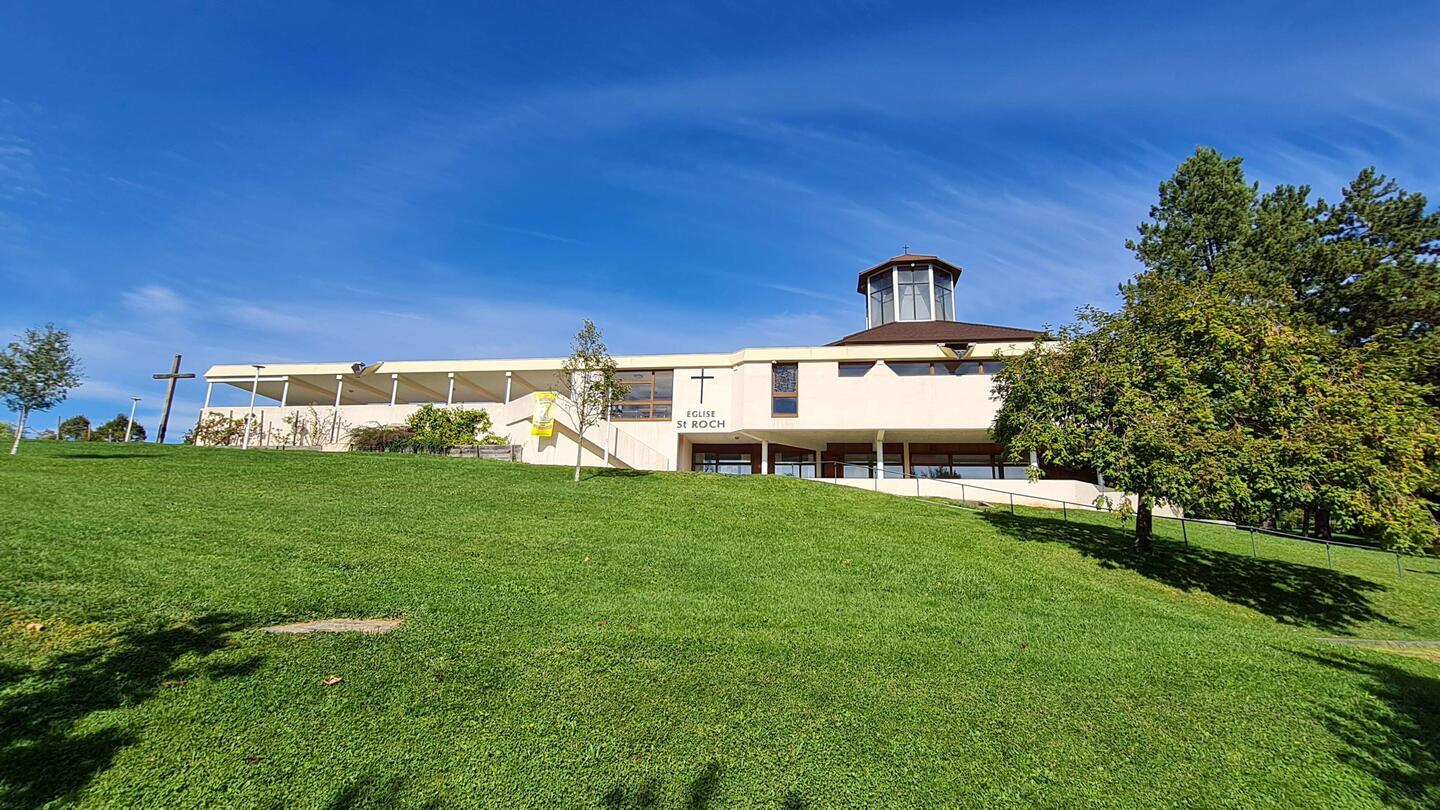 An einer modernen Kirche vorbei - da sie geschlossen hatte