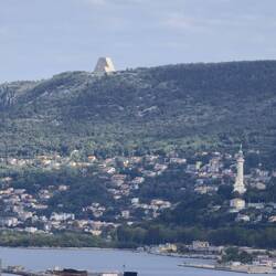 Blick auf die Wallfahrtskirche Monte Grisa.