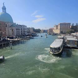 Canal Grande mit der Basilika Santa Maria della Salute im Hintergrund