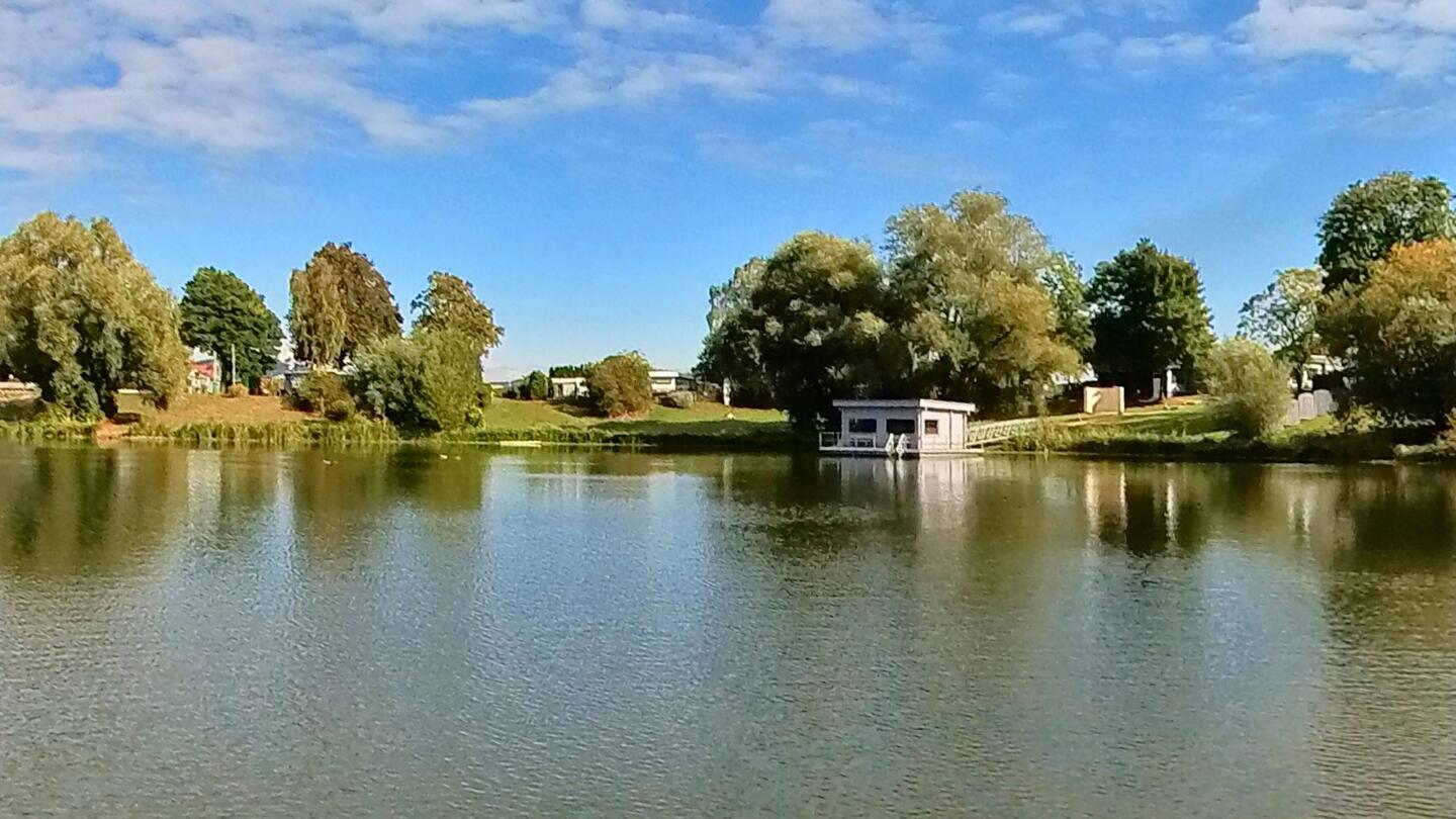 Das ist die Außensauna auf dem See der Seesa-Saunalandschaft auf dem Platz.