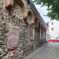 Die alte Stadtmauer steht in Resten noch da.
