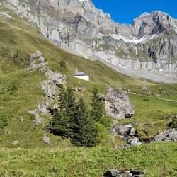 ... mit der schmucken Kapelle ...