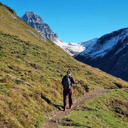 Den schneebedeckten Surenenpass im Blick ...