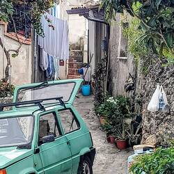 Heel veel oude fiat panda's 4x4, dat is in de smalle, steile straatjes erg handig