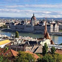 Im Hintergrund das Parlamentsgebäude