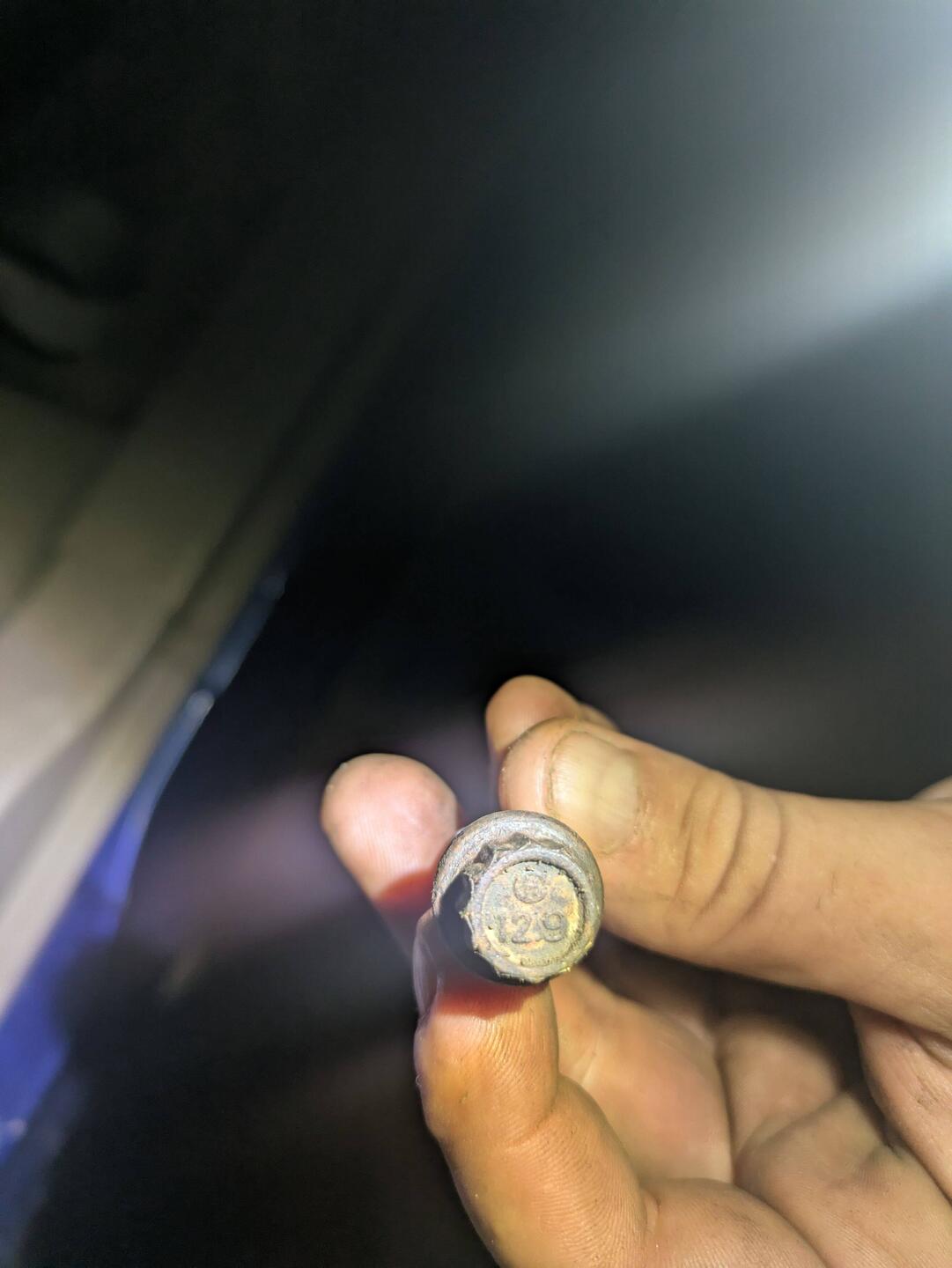 Eine 12.9 er M8 Schraube als unauffindbare Hürde in einer Grossstadt in Kolumbien...