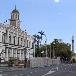 L'hôtel de ville de Saint Denis ( en réhabilitation)