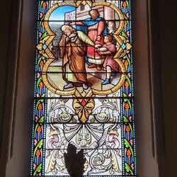 Das kann kein Buntglas sein, aber wunderschön