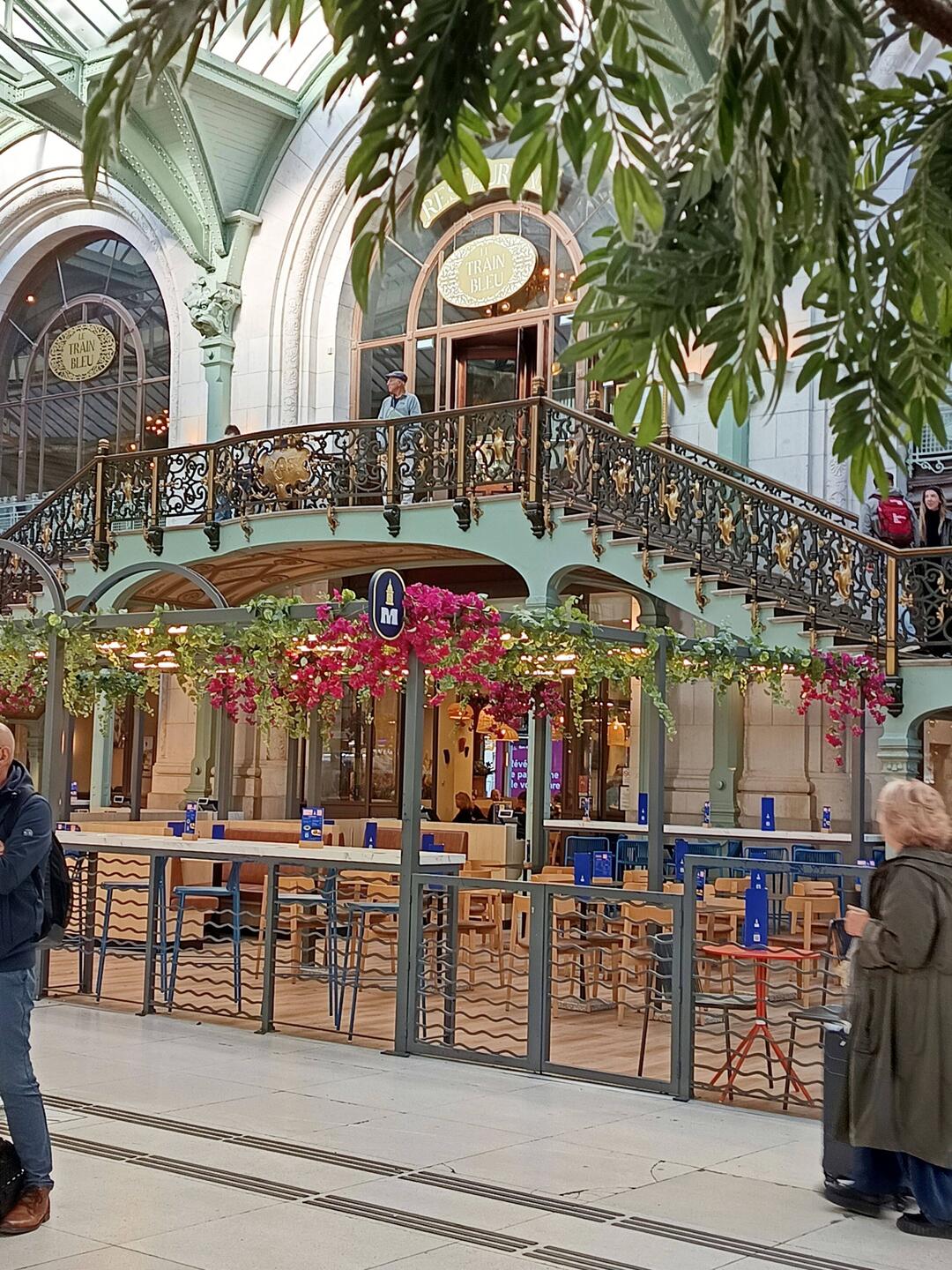 Jacques observe le trafic depuis la terrasse du train bleu !