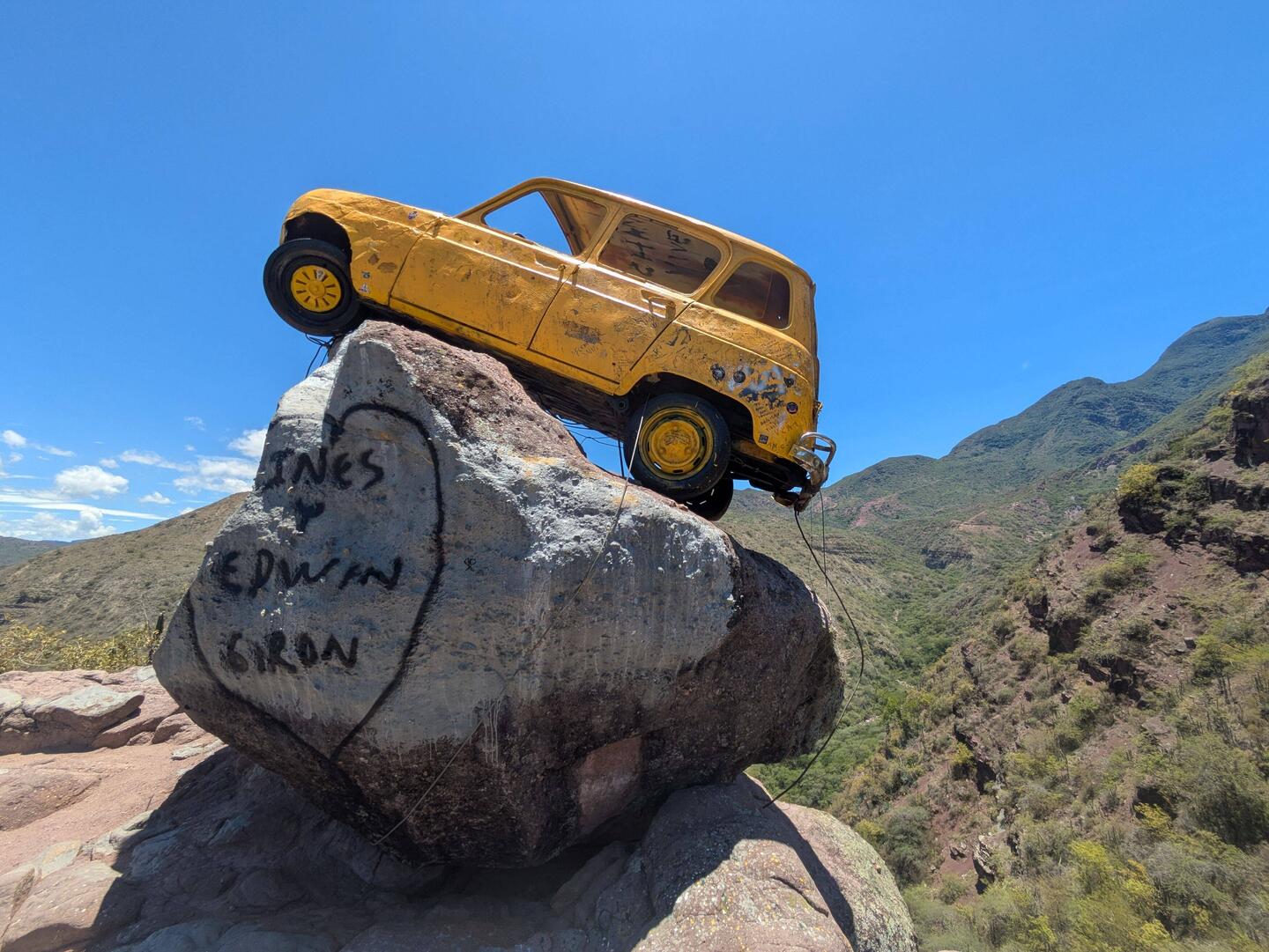 Renault 4 ein Wahrzeichen der Bergstrecke nach Zapatoca.