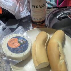 Nach einer Fahrt im dunkeln gibts dan zum Nachtessen novh diesen fantastischen Ziegenkäse.