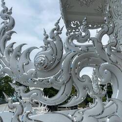 Mirrors reflect wisdom of Buddha