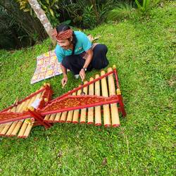 Unser Guide spielt Gamelan