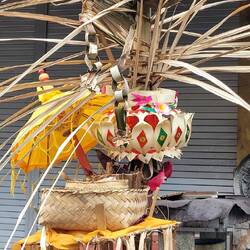 Jede Strassenlaterne ist geschmückt