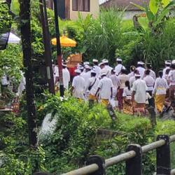 DIE PROZESSIONEN LEGEN ALLES LAHM