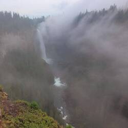 Helmcken Falls in den Wolken