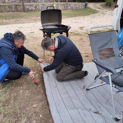 Der Teppich wird windsicher gemacht und bekommt Ösen