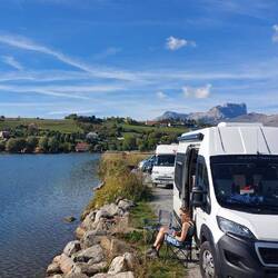 Lac de Pelleautier ved Sigoyer. Plateau de Bure i baggrunden