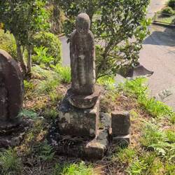 Diverse Statuen am Weg