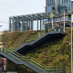 begrünter Aufgang zur Station Deansgate