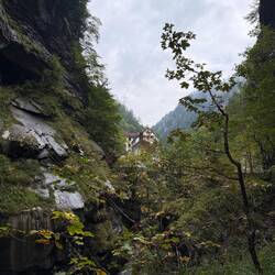 Blick von der Schlucht auf Alt Pfäfers. Wie wohl das alles hier am Ende der Welt gebaut haben?