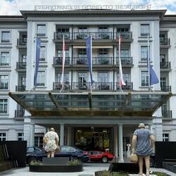 "EVERYTHING IS GOING TO BE ALRIGHT" steht über'm Hotel! "Alright" but only if you got the money