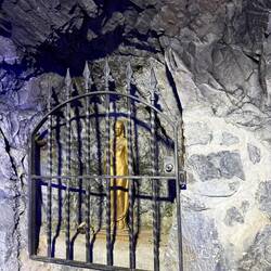 Am Eingang der Schlucht. Kunst! Titel "Madonna hinter Gittern"die Arme, was sie wohl verbrochen hat?