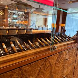 ...na ja, na ja... ...wenn die Menschheit keine weiteren Probleme hat... baut sie ne Zigarrenlounge!