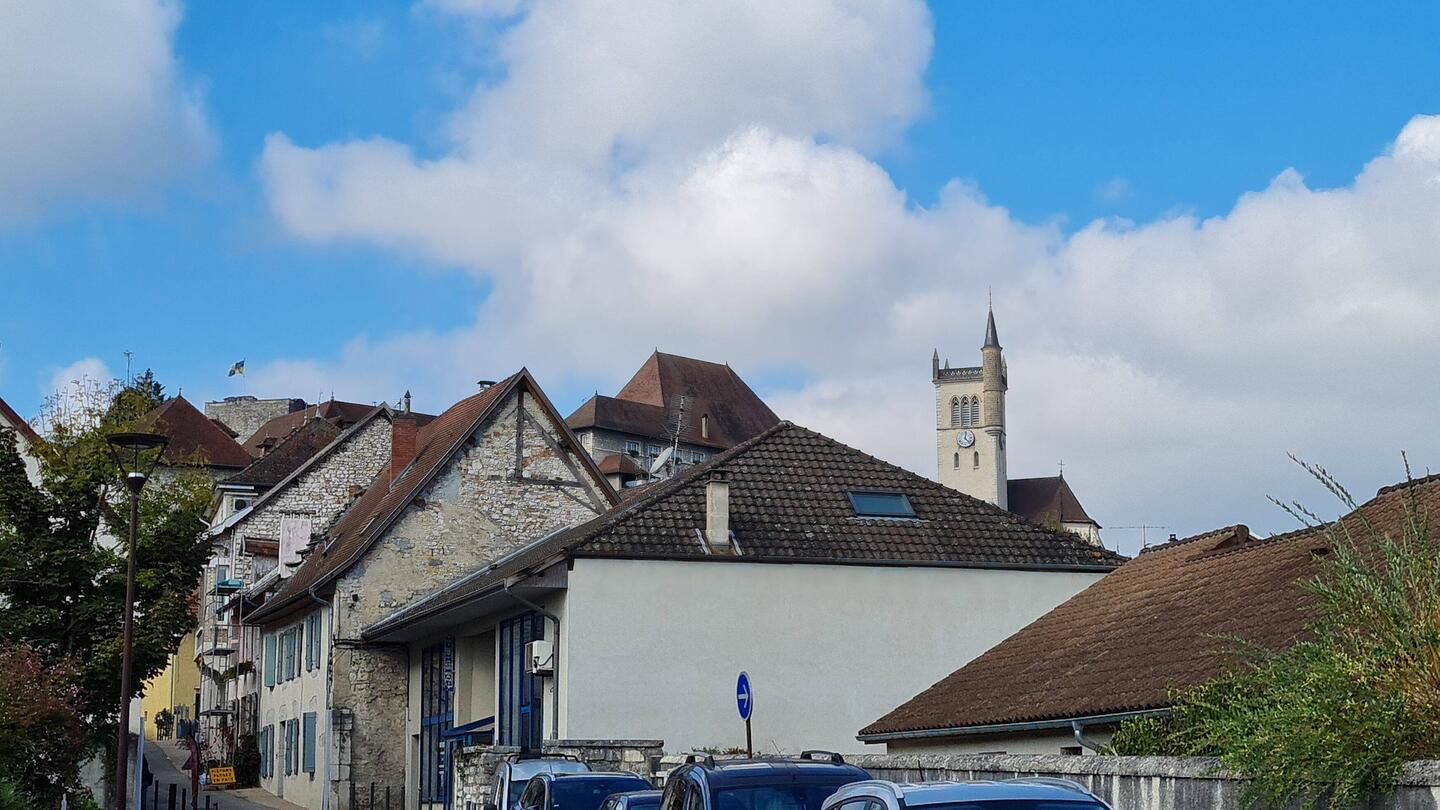 Blick auf Turm und Kirche