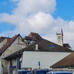 Blick auf Turm und Kirche