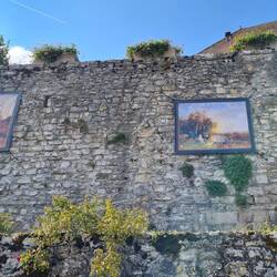 Gespannte Bilder an einigen Mauern in der Stadt