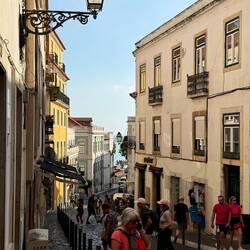 🌞 Kopfsteinpflaster, Meerblick und Leben auf der Straße – Lissabon pur