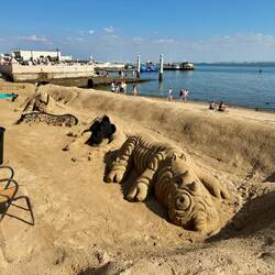 🐉 Sandskulpturen am Ufer – Kunstwerke, die bald die Flut davonträgt