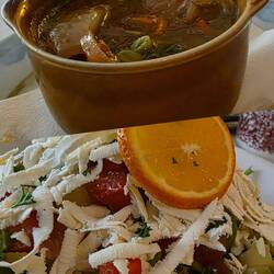 Vorspeise Zwiebelsuppe u Schopskasalat