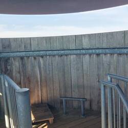 Der Aussichtsturm ist eher was für große Menschen - für Kerstin gibt's eine Art Trtt 😉