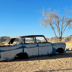 Viele Schrottautos stehen zu Dekozwecken hier rum