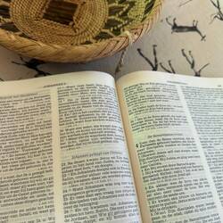 Die Bibel in Afrikaans. Klingt wie Holländisch, weil die Buren hier Siedler waren.