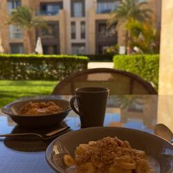 Frühstück mit Aussicht aufs Pool