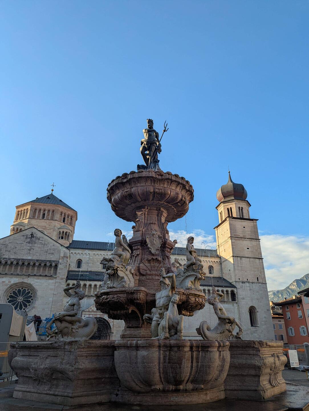 Neptunbrunnen und Dom mit blauem Himmel