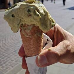 Pistazieneis mit gesalzen Stückchen! Mmh!