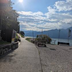 Jetzt geht's am Ufer entlang