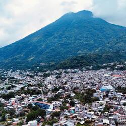 „San Pedro La Laguna“ und Vulkan "San Pedro"