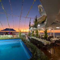 Auch unser Gastgeber möchte uns heute belohnen und serviert uns das Abendessen auf dem Pooldeck.