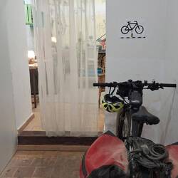 Ya en León, dejé la bici estacionada..