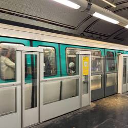 Paris Metro, yes it was a bit full!