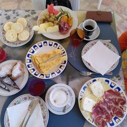 Der Tag fing wieder mit einem epischen Frühstück an. Auf dem Foto fehlt noch die Crema Catalana.